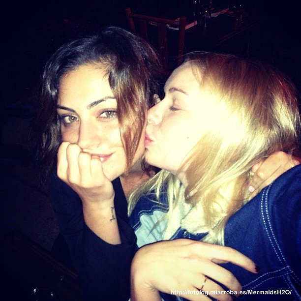 Phoebe Tonkin con su amiga Alexandra Spencer