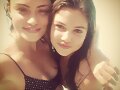 Phoebe Tonkin con su amiga Danielle Campbell