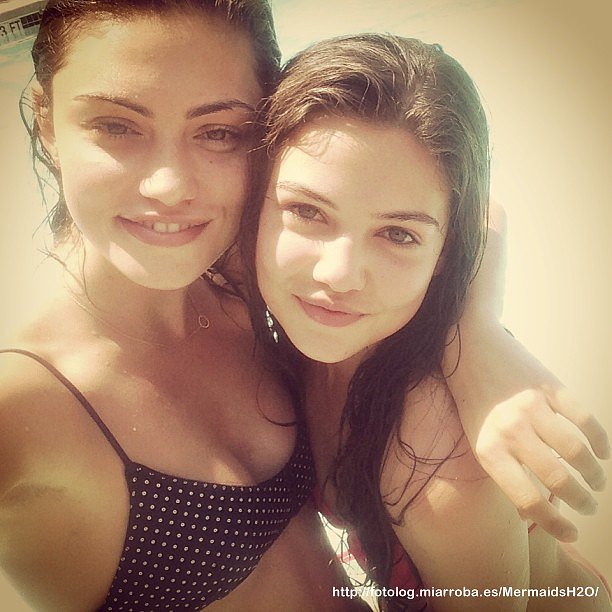 Phoebe Tonkin con su amiga Danielle Campbell