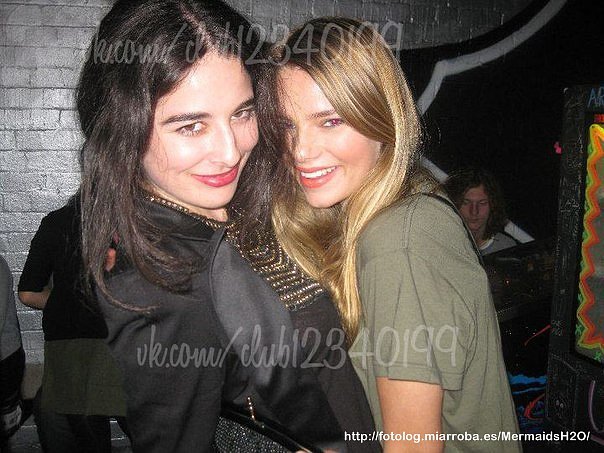 Indiana Evans con su amiga Brooke Callaghan