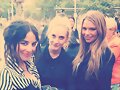 Indiana Evans y Brooke Callaghan con una amiga