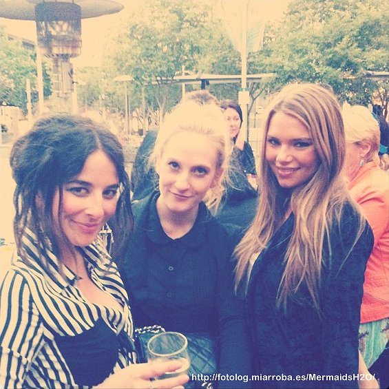Indiana Evans y Brooke Callaghan con una amiga