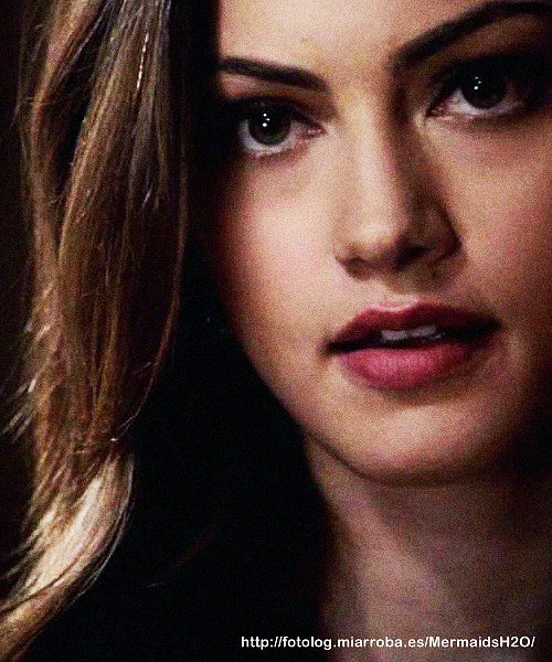 Phoebe Tonkin como Hayley en The Originals