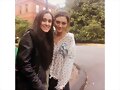 Phoebe Tonkin con una fan en set de The Originals