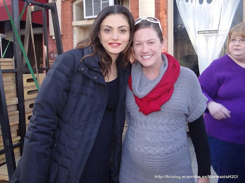 Phoebe Tonkin con una fan en set de The Originals