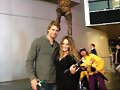 Luke Mitchell con su esposa Rebecca Breeds