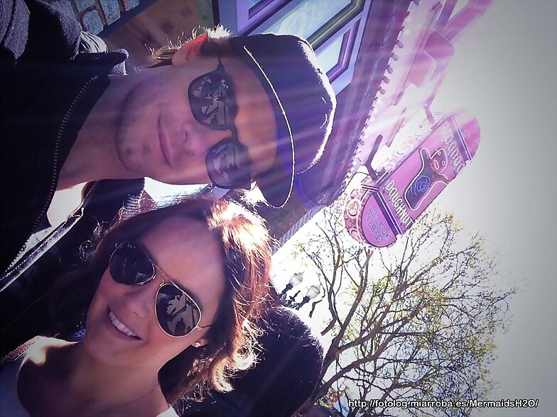 Luke Mitchell con su esposa Rebecca Breeds