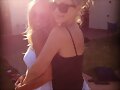 Claire Holt con una amiga
