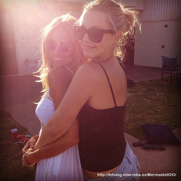 Claire Holt con una amiga