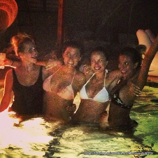 Claire Holt con amigas