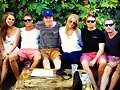 Claire Holt con amigos