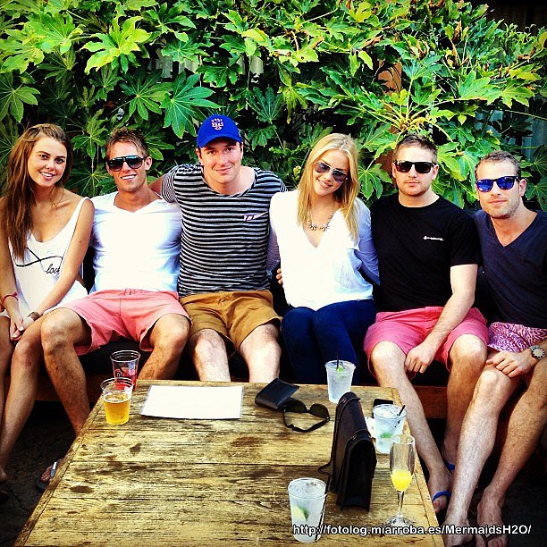 Claire Holt con amigos