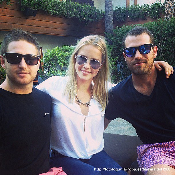 Claire Holt con amigos