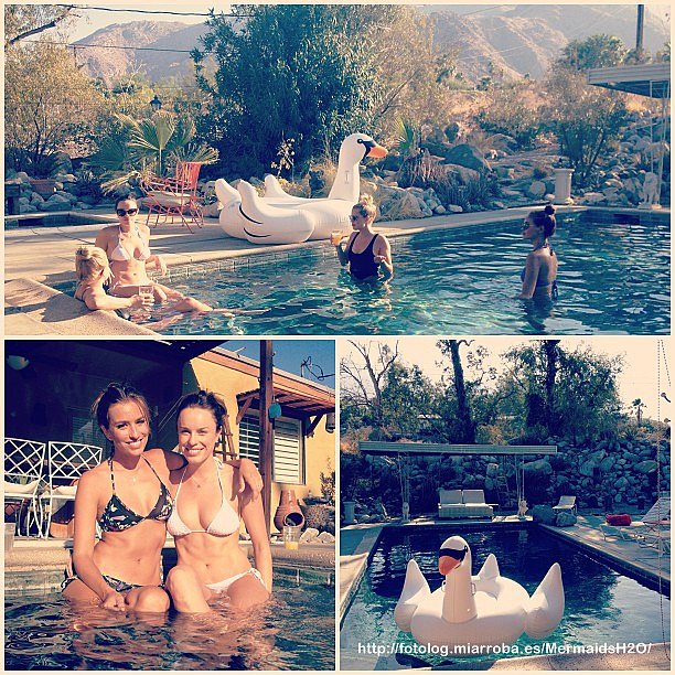 Claire Holt con amigas en la piscina