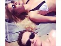 Claire Holt con un amigo en la playa