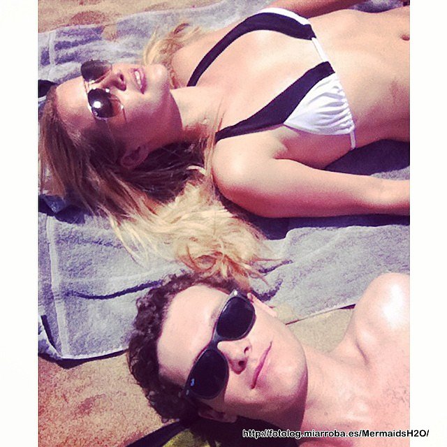 Claire Holt con un amigo en la playa