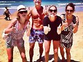 Claire Holt con todos sus hermanos en la playa