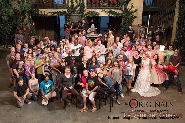 Phoebe Tonkin con el cast de The Originals