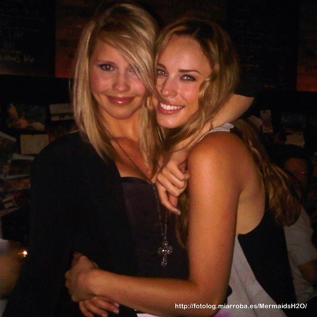 Claire Holt con su amiga Jessica McNamee