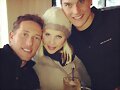 Claire Holt con su novio Matt Kaplan y su hermano