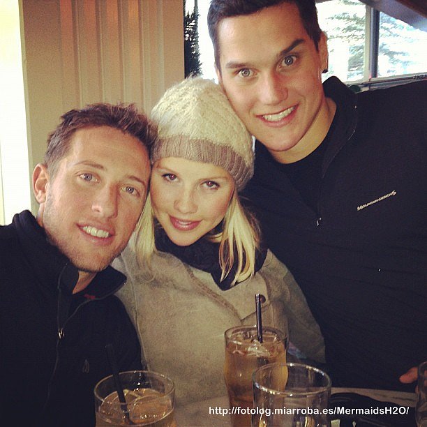 Claire Holt con su novio Matt Kaplan y su hermano