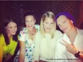 Claire Holt con amigos