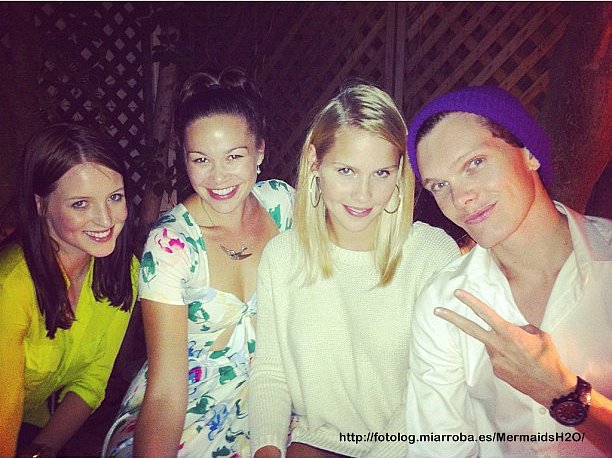 Claire Holt con amigos