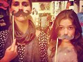 Claire Holt con su amiga Danielle Campbell