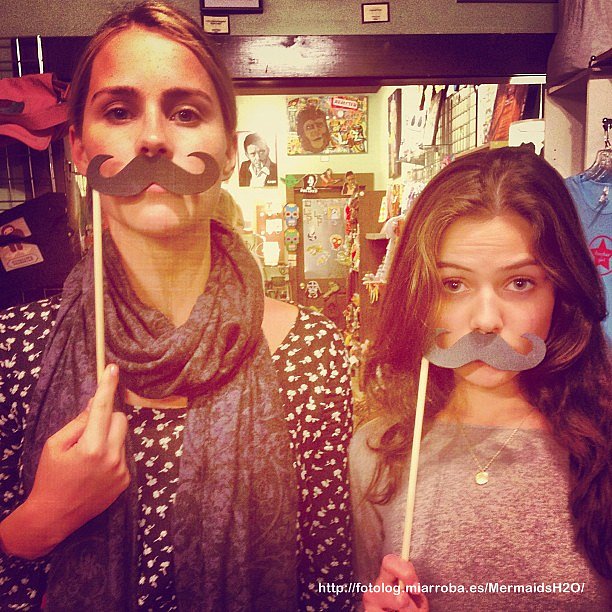 Claire Holt con su amiga Danielle Campbell