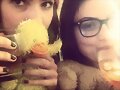 Phoebe Tonkin con su amiga Shelley Henning de TSC