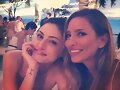Phoebe Tonkin con su amiga Ren&eacute;e Bargh
