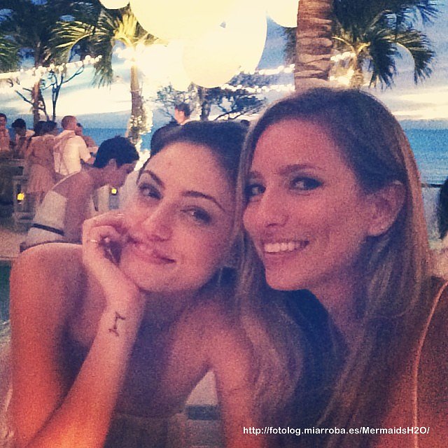 Phoebe Tonkin con su amiga Renée Bargh