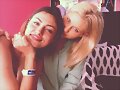 Phoebe Tonkin con su hermana Abby Tonkin