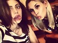 Phoebe Tonkin con su hermana Abby Tonkin