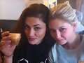 Phoebe Tonkin con su hermana Abby Tonkin