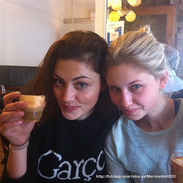 Phoebe Tonkin con su hermana Abby Tonkin
