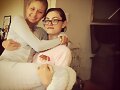 Phoebe Tonkin con su hermana Abby Tonkin