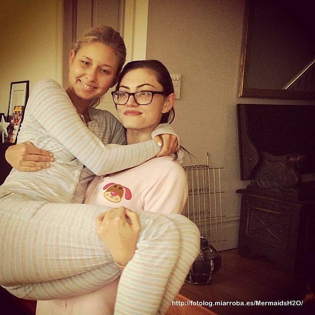 Phoebe Tonkin con su hermana Abby Tonkin