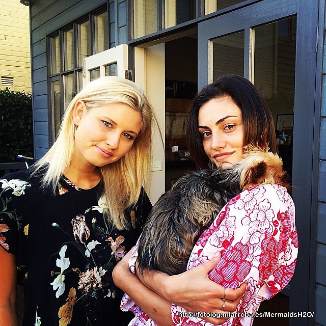 Phoebe Tonkin con su hermana Abby Tonkin