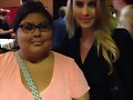 Claire Holt con una fan