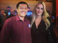 Claire Holt con un fan