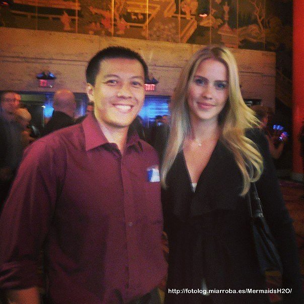 Claire Holt con un fan