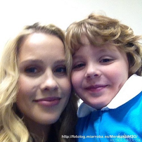Claire Holt con un fan
