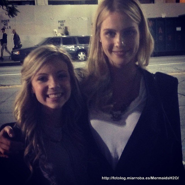 Claire Holt con una fan