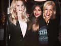 Claire Holt con amigas