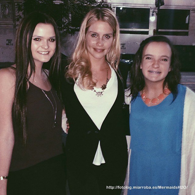 Claire Holt con una fan
