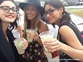 Phoebe Tonkin con su amiga Ren&eacute;e Bargh
