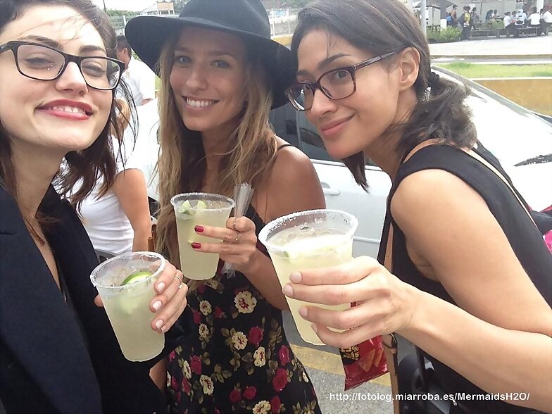 Phoebe Tonkin con su amiga Renée Bargh