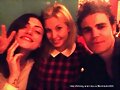 Phoebe Tonkin con su hermana y novio Paul Wesley