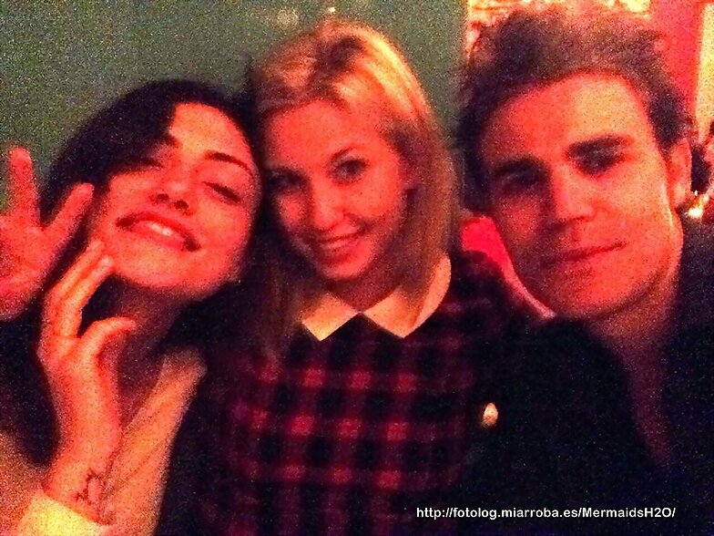 Phoebe Tonkin con su hermana y novio Paul Wesley
